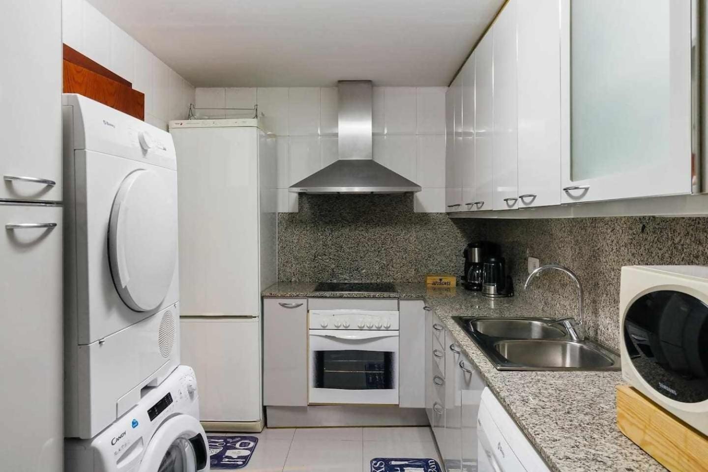 Comfortable 4 2bath W Balcony Apartment